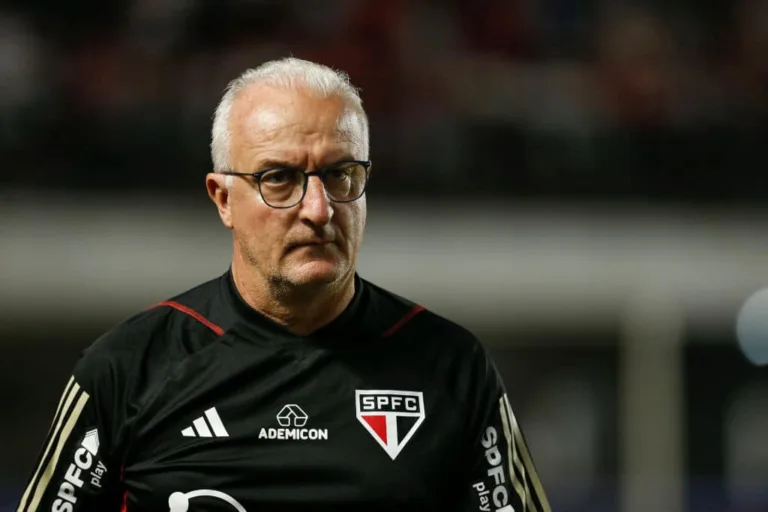 Dorival Júnior, do São Paulo, é aclamado por torcedores do Santos em clássico; veja