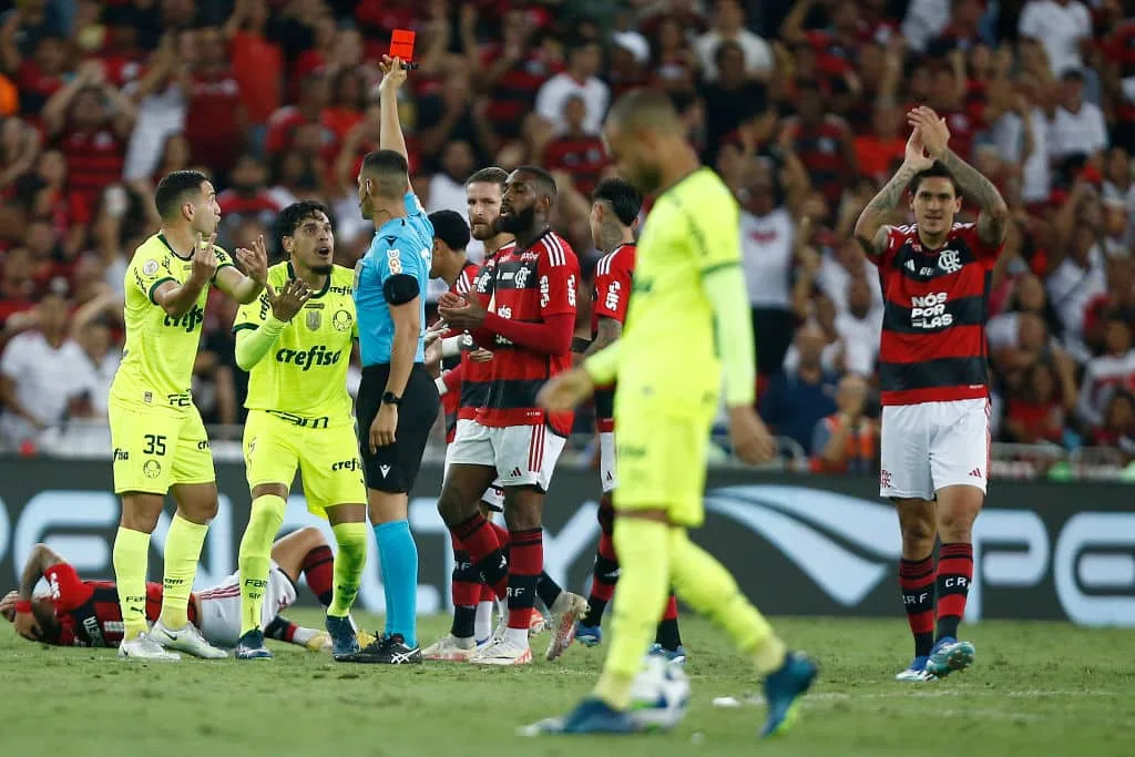 Flamengo x Palmeiras: Gustavo Gómez é expulso após ‘gravata’ em Arrascaeta