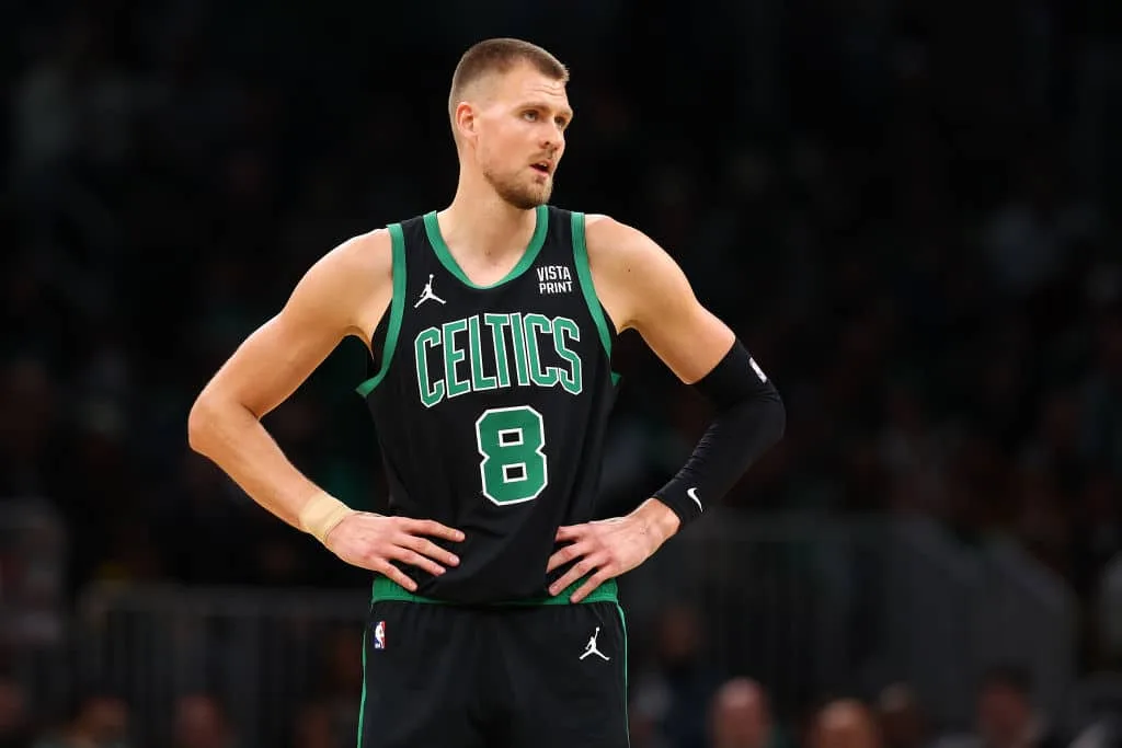Boston Celtics x New York Knicks: em duelo equilbrado, Porzingis enterra e anota mais dois pontos; veja
