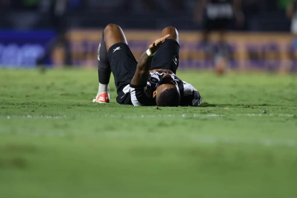Torcedores do Botafogo protestam após derrota para o Grêmio em São Januário
