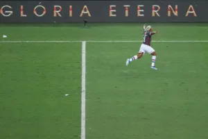 Libertadores: John Kennedy marca o segundo do Fluminense contra Boca e é expulso; assista