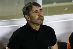Técnico do Internacional reclama do futebol brasileiro: “campo ruim e jogadores cansados”