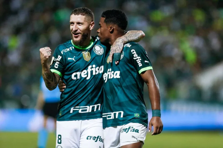 Com vitória sobre o Internacional, Palmeiras supera o Botafogo e assume a liderança do Brasileirão