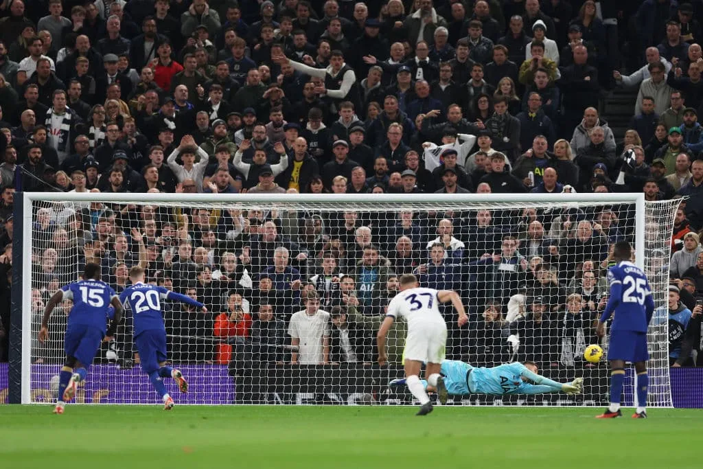 Kulusevski inaugura o marcador para o Tottenham e Chelsea busca o empate após um gol anulado; veja