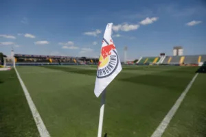 Red Bull Bragantino pressiona a defesa fragilizada do Botafogo e abre o placar no Nabizão; veja