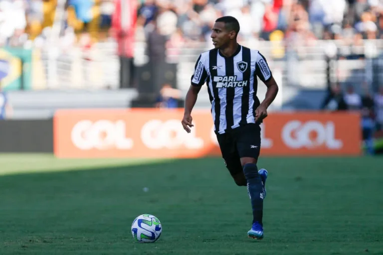 Guerreiro, Botafogo marca dois em sequência e conquista virada sobre o Bragantino; veja