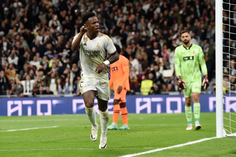 Vinícius Júnior surpreende e marca um golaço de peito em Real Madrid x Valencia; veja