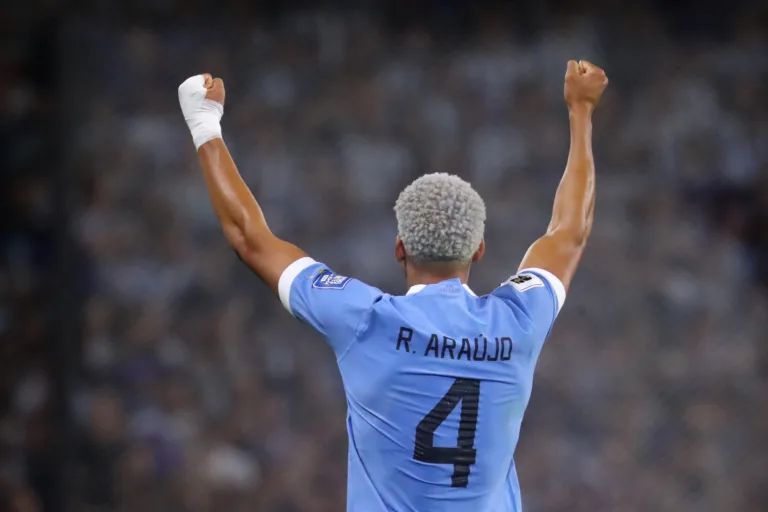 Ronald Araújo supreende a Argentina e anota o primeiro do Uruguai no clássico sul-americano; veja