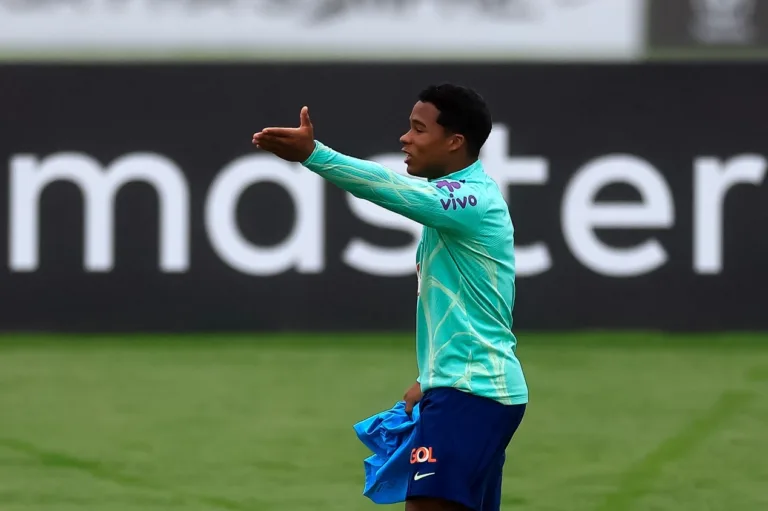 Jornal francês ousa sobre Endrick em Brasil x Argentina sem Neymar e Vinícius Júnior: “Seja de ‘9’ ou lateral”