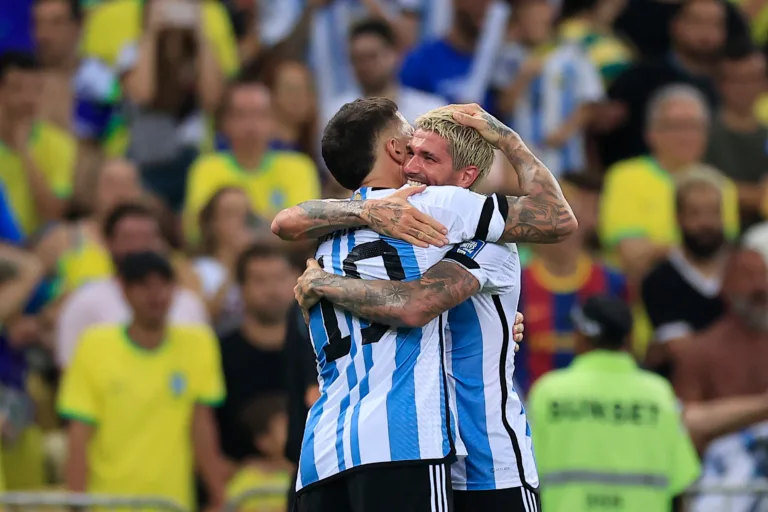 Argentina conquista espaços para inaugurar o placar contra o Brasil; assista