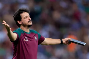 Fluminense x São Paulo: Gabriel Neves comete falta dura em Thiago Santos e é expulso; veja