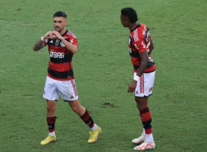 Arrascaeta freia empolgação após vitória do Flamengo: “A gente ainda não depende só de nós”