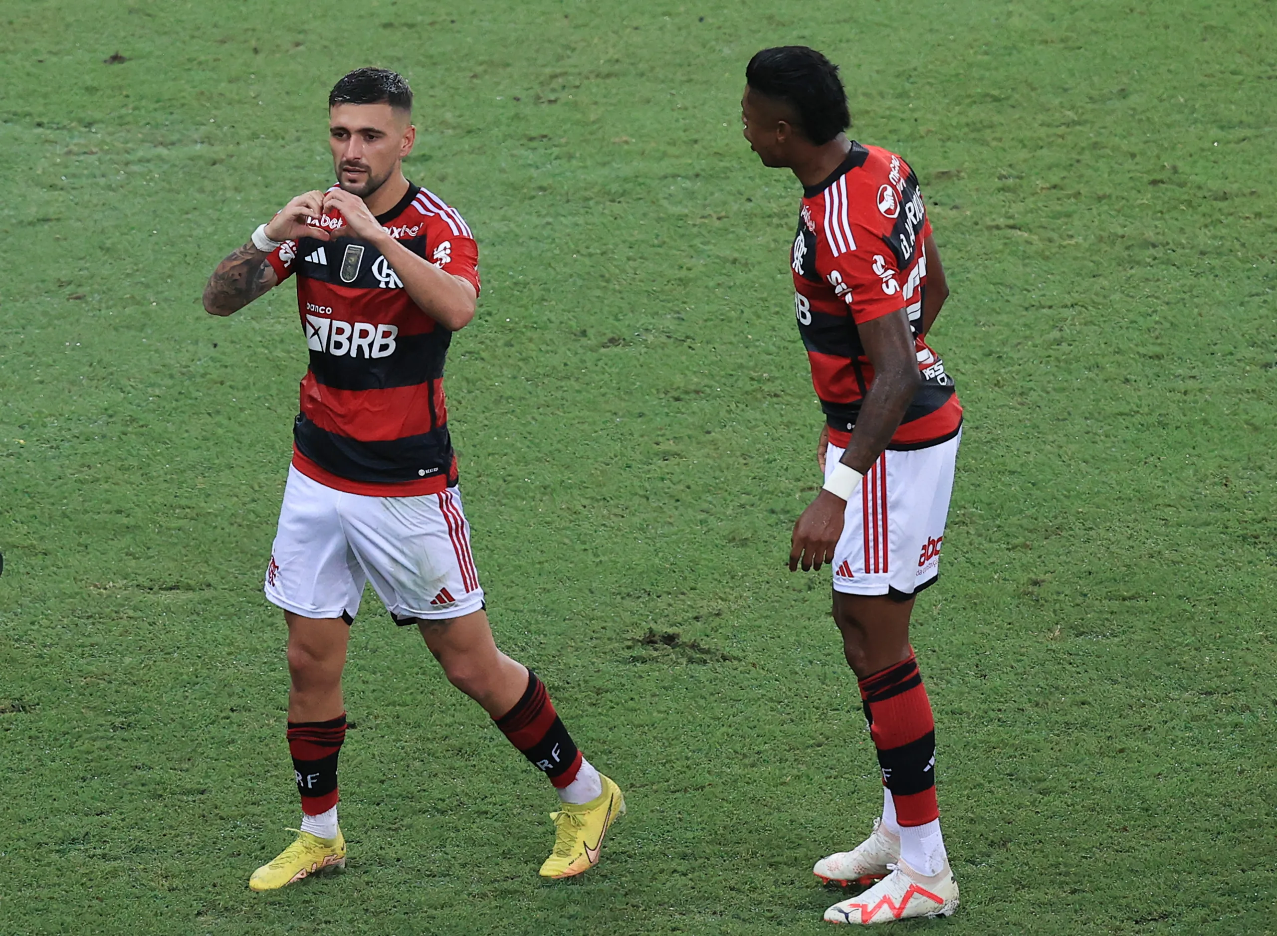 Arrascaeta freia empolgação após vitória do Flamengo: “A gente ainda não depende só de nós”