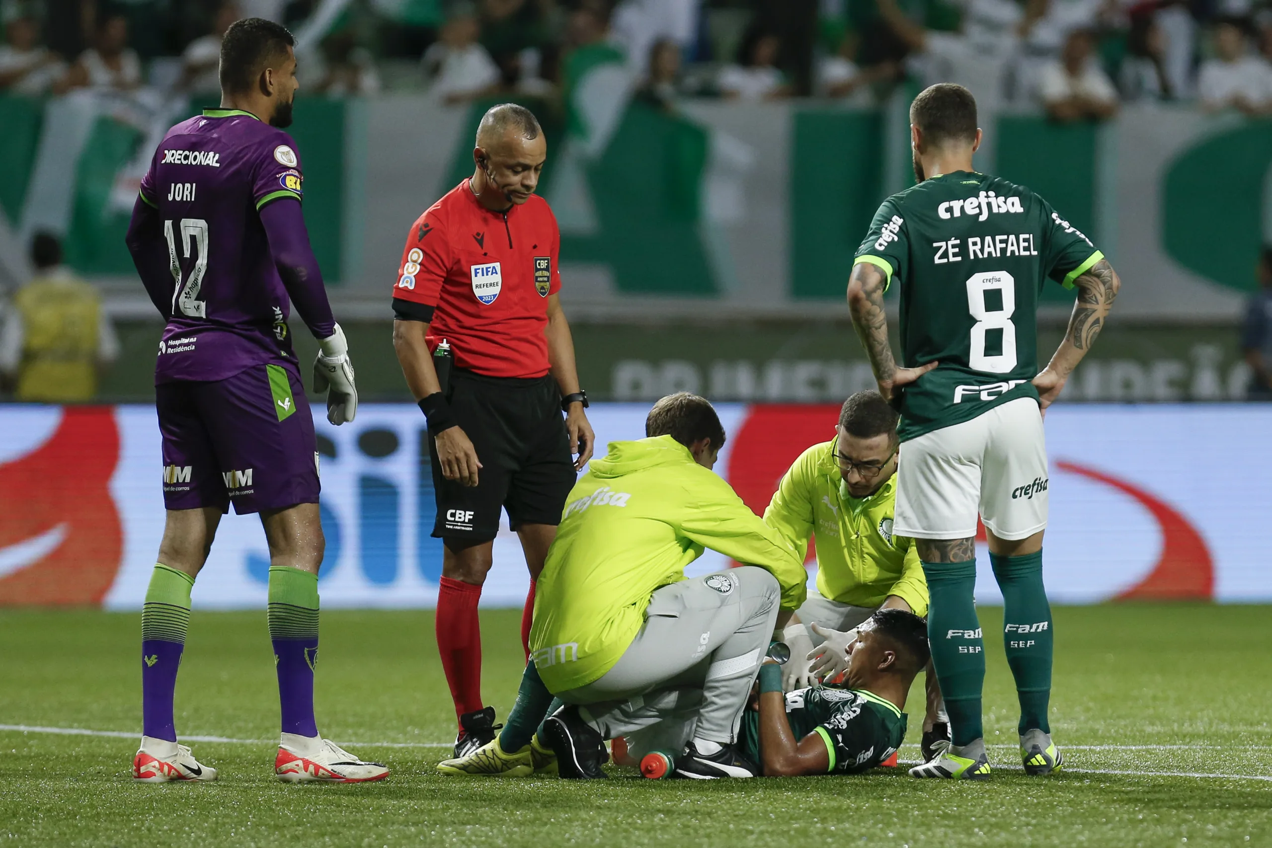 Palmeiras x América-MG: Rony se lesiona e deixa o gramado com suspeita de fratura no antebraço