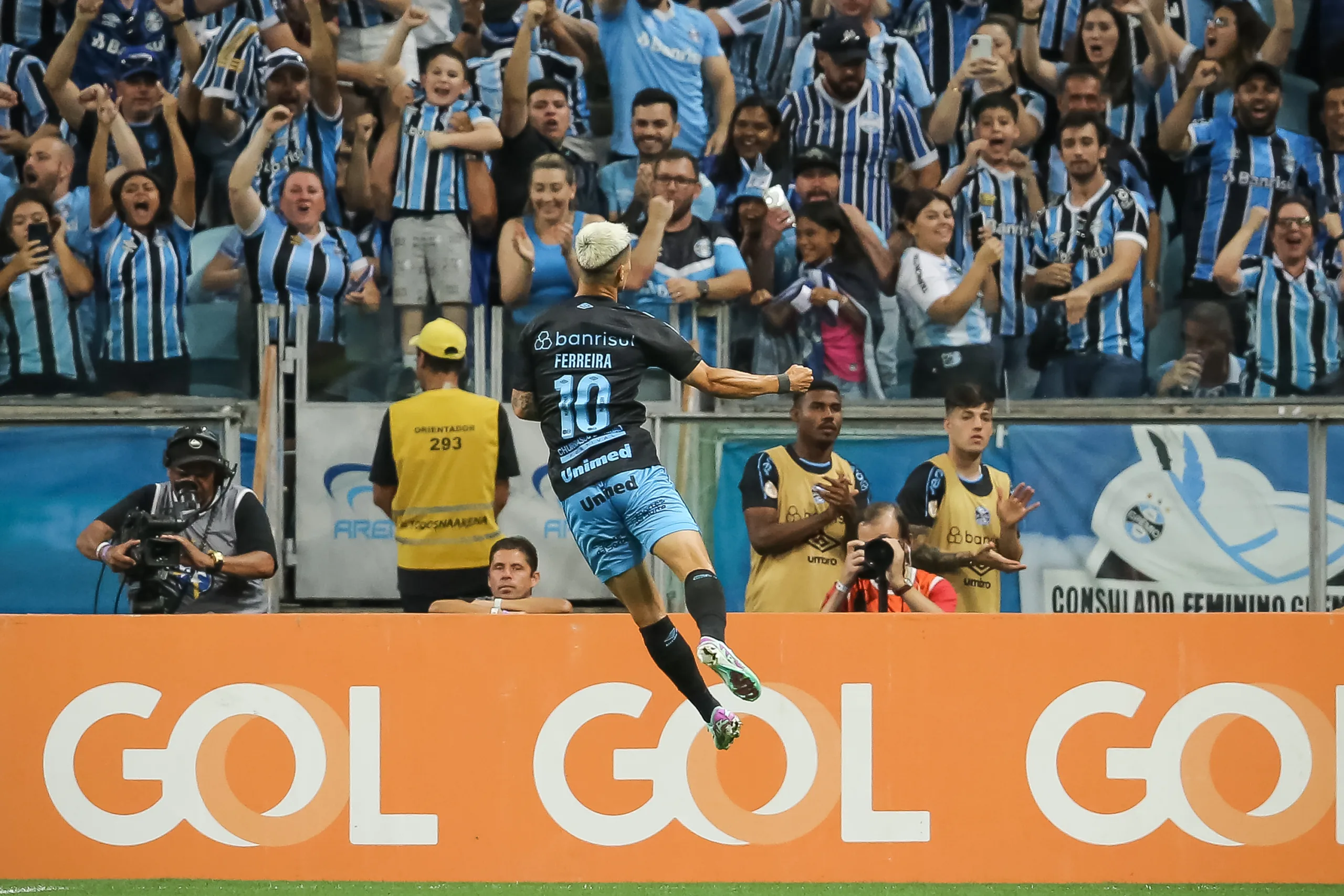 Grêmio vence, confirma vaga na Libertadores 2024 e rebaixa o Goiás no Brasileirão