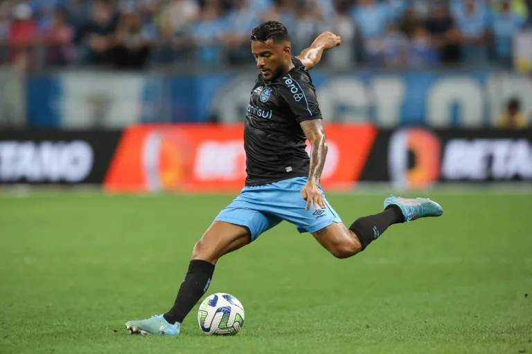 Mais centrado,  Grêmio busca a virada sobre o Goiás no segundo tempo; veja os gols