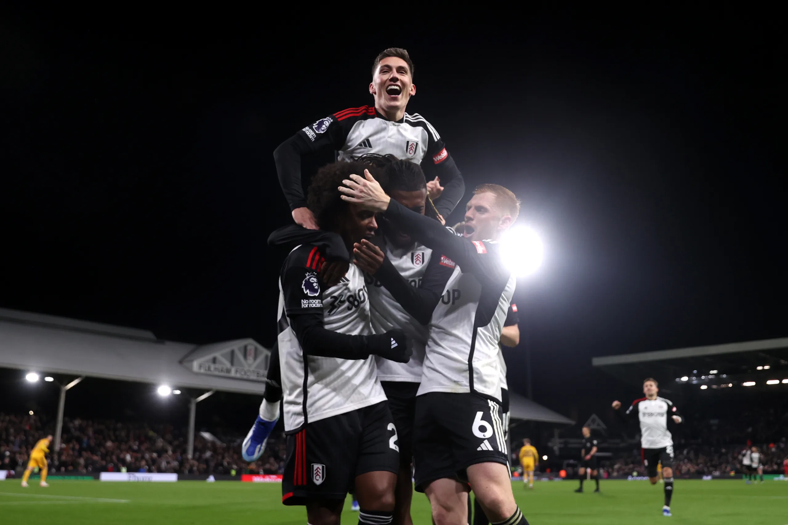 Em uma partida equilibrada, Fulham conquista a vitória sobre o Wolverhampton no apagar das luzes