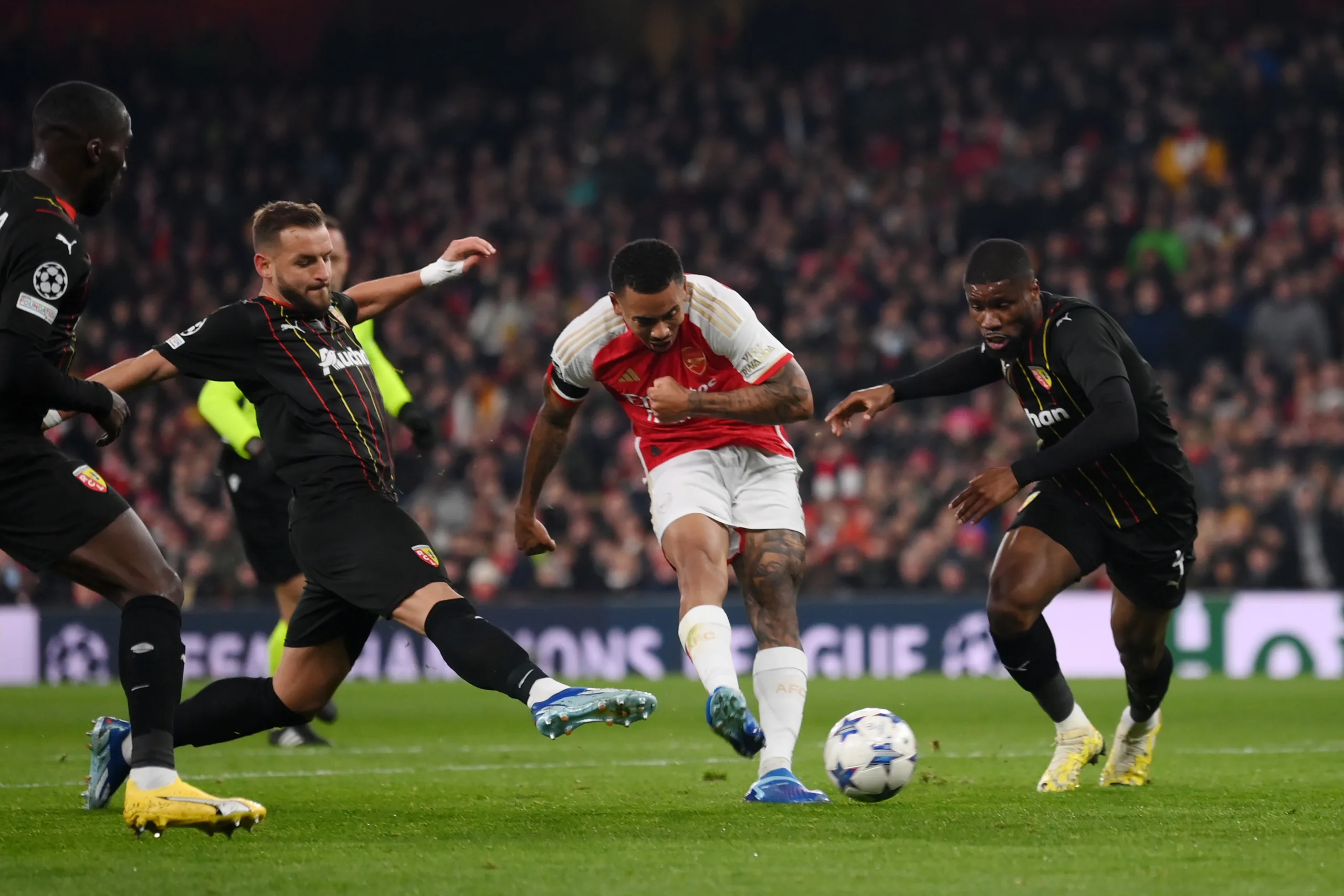 Brasileiros brilham em goleada do Arsenal sobre o Lens na Champions League