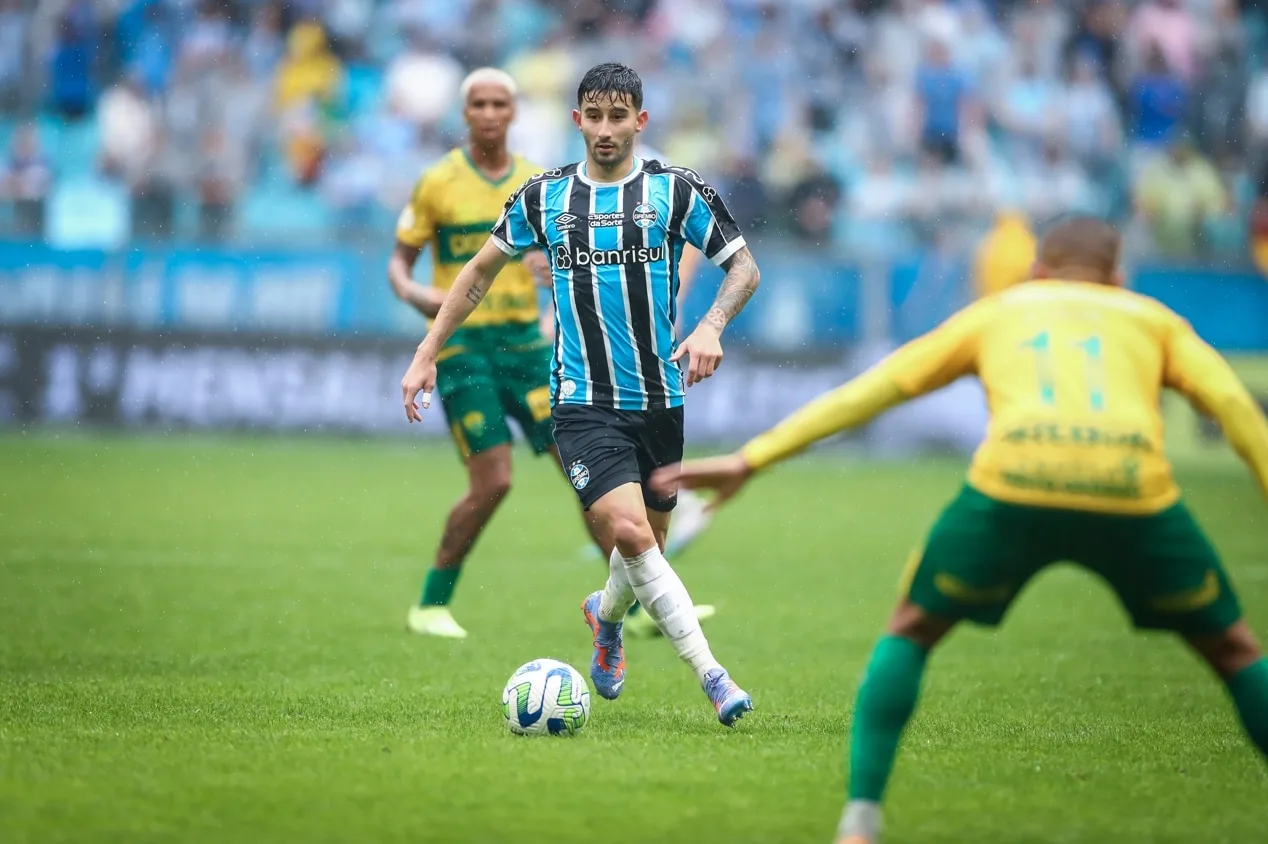 Villasanti, do Grêmio, é o volante com mais assistências e participações em gols do Brasileirão