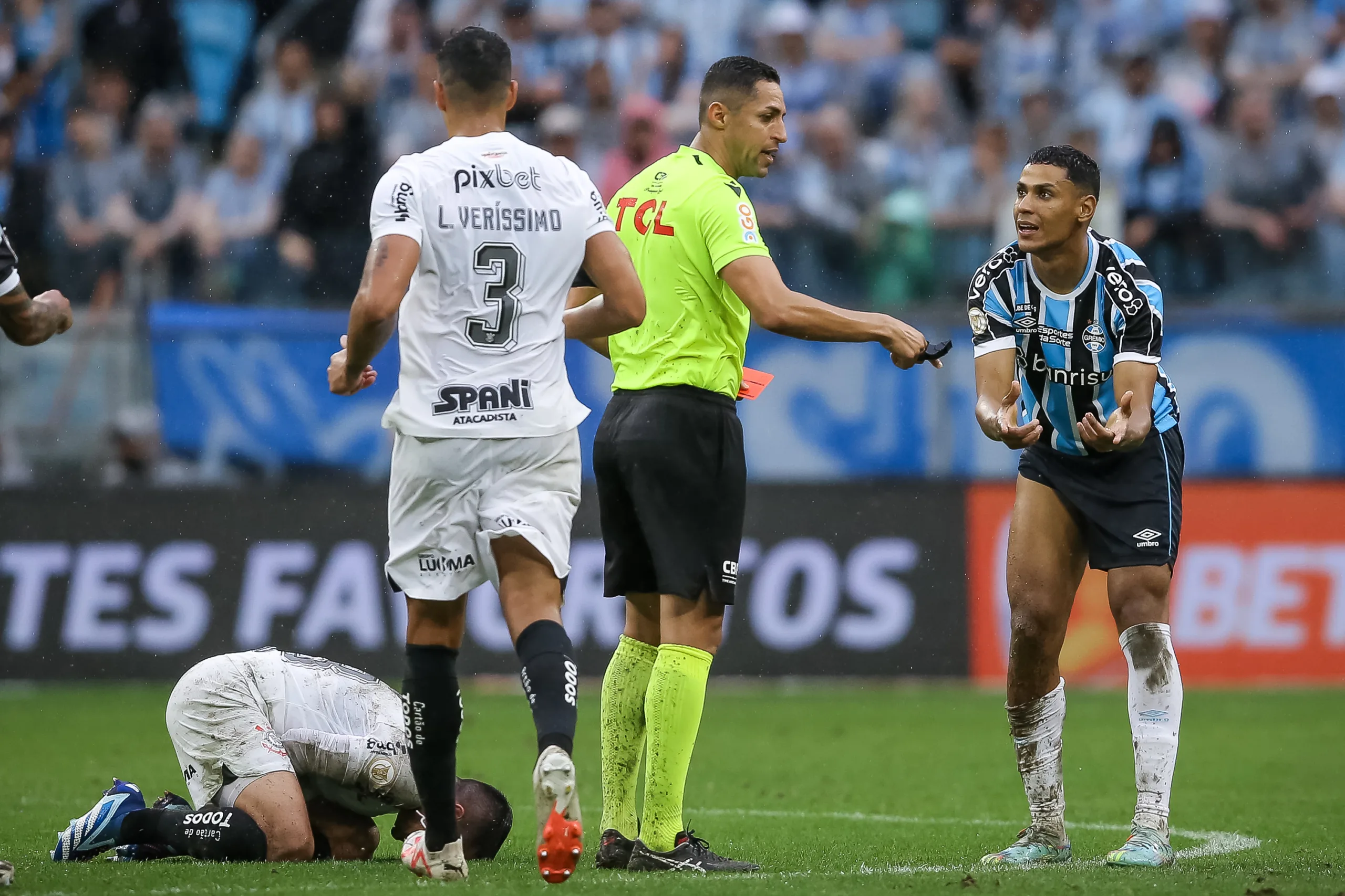 Lívia Nepomuceno responde se lance polêmico foi pênalti em Grêmio x Corinthians