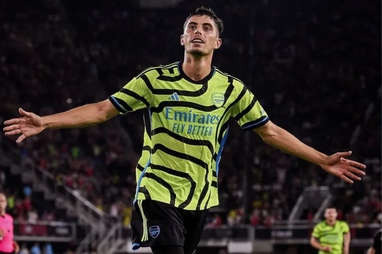 Arteta defende jogador alvo de críticas no Arsenal