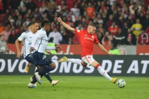 Cruzeiro x Internacional fazem duelo direto para evitar risco de rebaixamento no Brasileirão