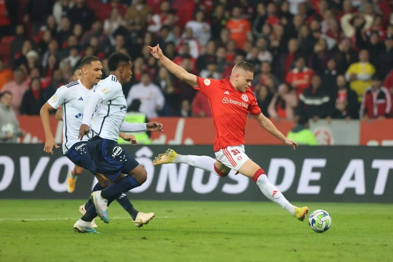 Cruzeiro x Internacional fazem duelo direto para evitar risco de rebaixamento no Brasileirão