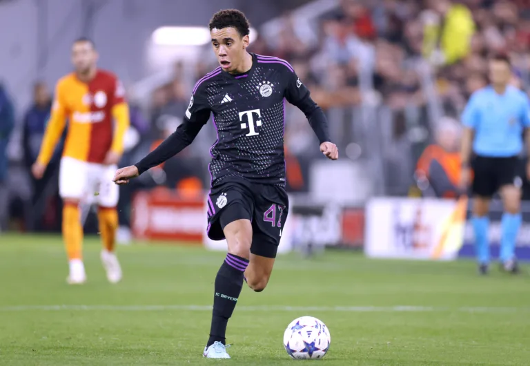 Bayern apressa renovação de Musiala e Davies; jogadores são alvo de outros clubes europeus