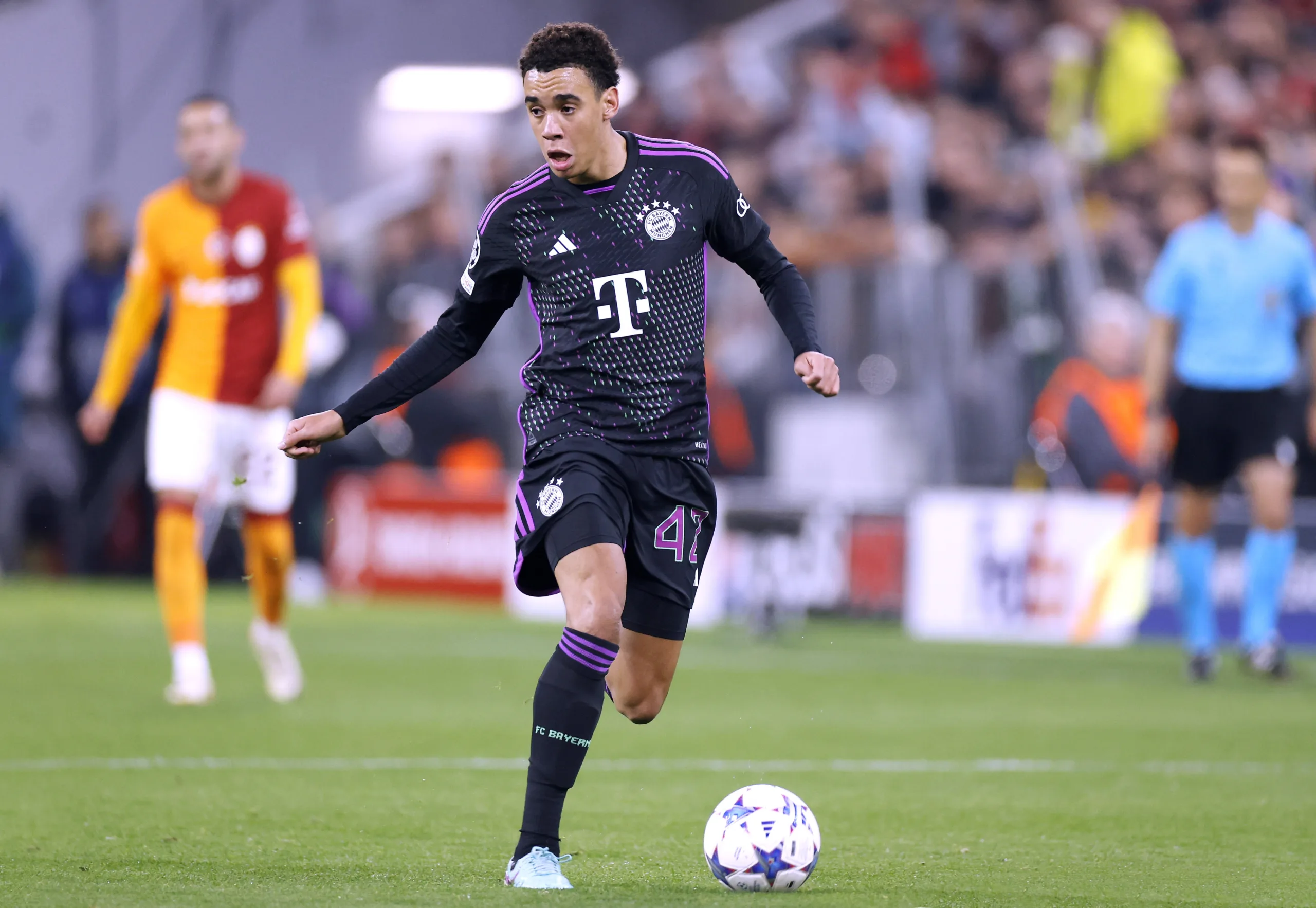 Bayern apressa renovação de Musiala e Davies; jogadores são alvo de outros clubes europeus