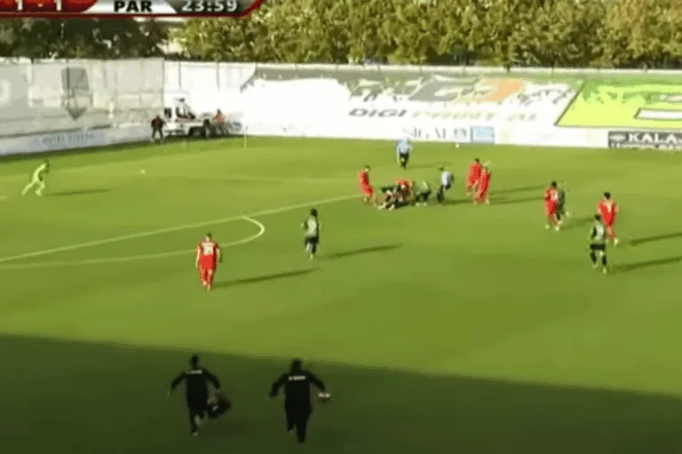 Jogador de futebol sofre infarto e morre em campo; veja 