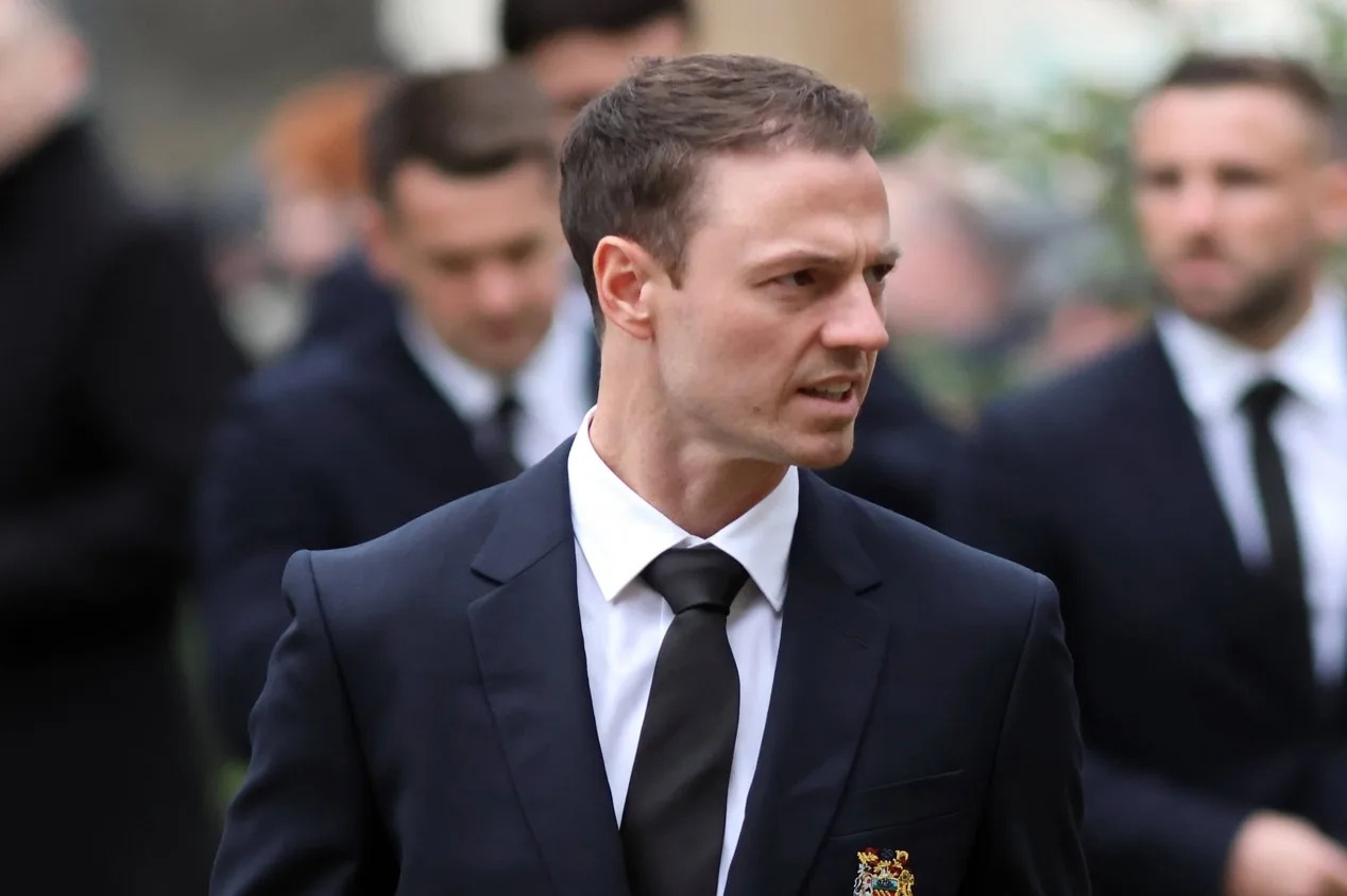 Jogador do Manchester United recebe condecoração das mãos do príncipe William