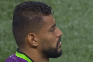 Goleiro do América-MG canta ‘Meu Palmeiras’ durante hino nacional