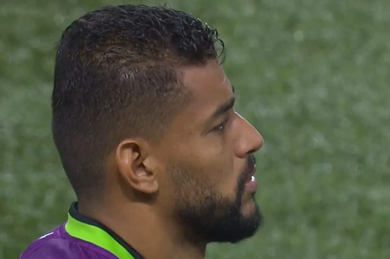 Goleiro do América-MG canta ‘Meu Palmeiras’ durante hino nacional