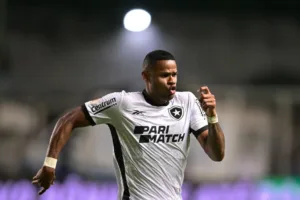 Júnior Santos aponta frustração após Botafogo levar nova virada no Brasileirão