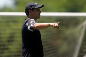 Vampeta se revolta com demissão no Botafogo