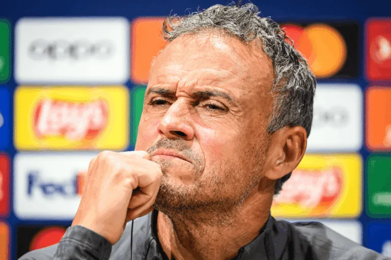 Luis Enrique se irrita com pergunta sobre a “queda” do PSG para a Liga Europa
