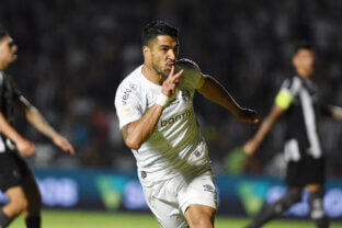 Luis Suárez marcando gol pelo Grêmio