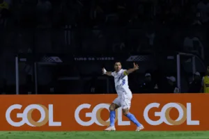 Luis Suárez anota hat-trick, Grêmio impõe nova virada sobre o Botafogo e incendeia o Brasileirão