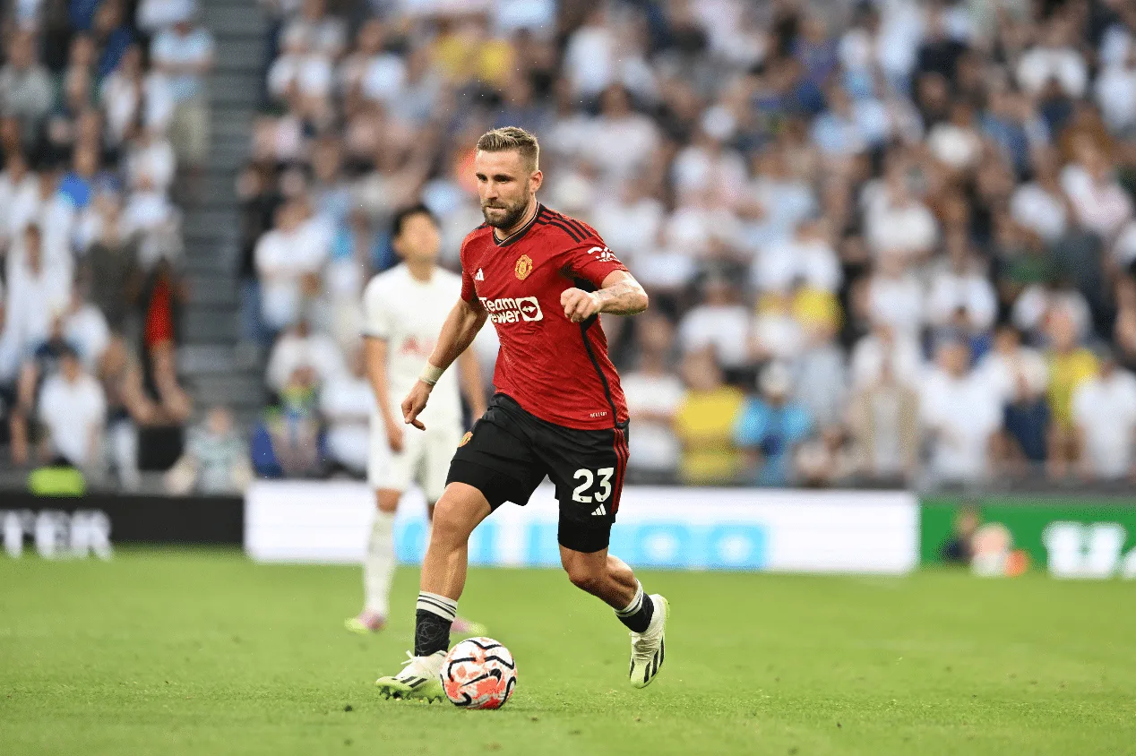 Luke Shaw retorna aos treinos com o Manchester United