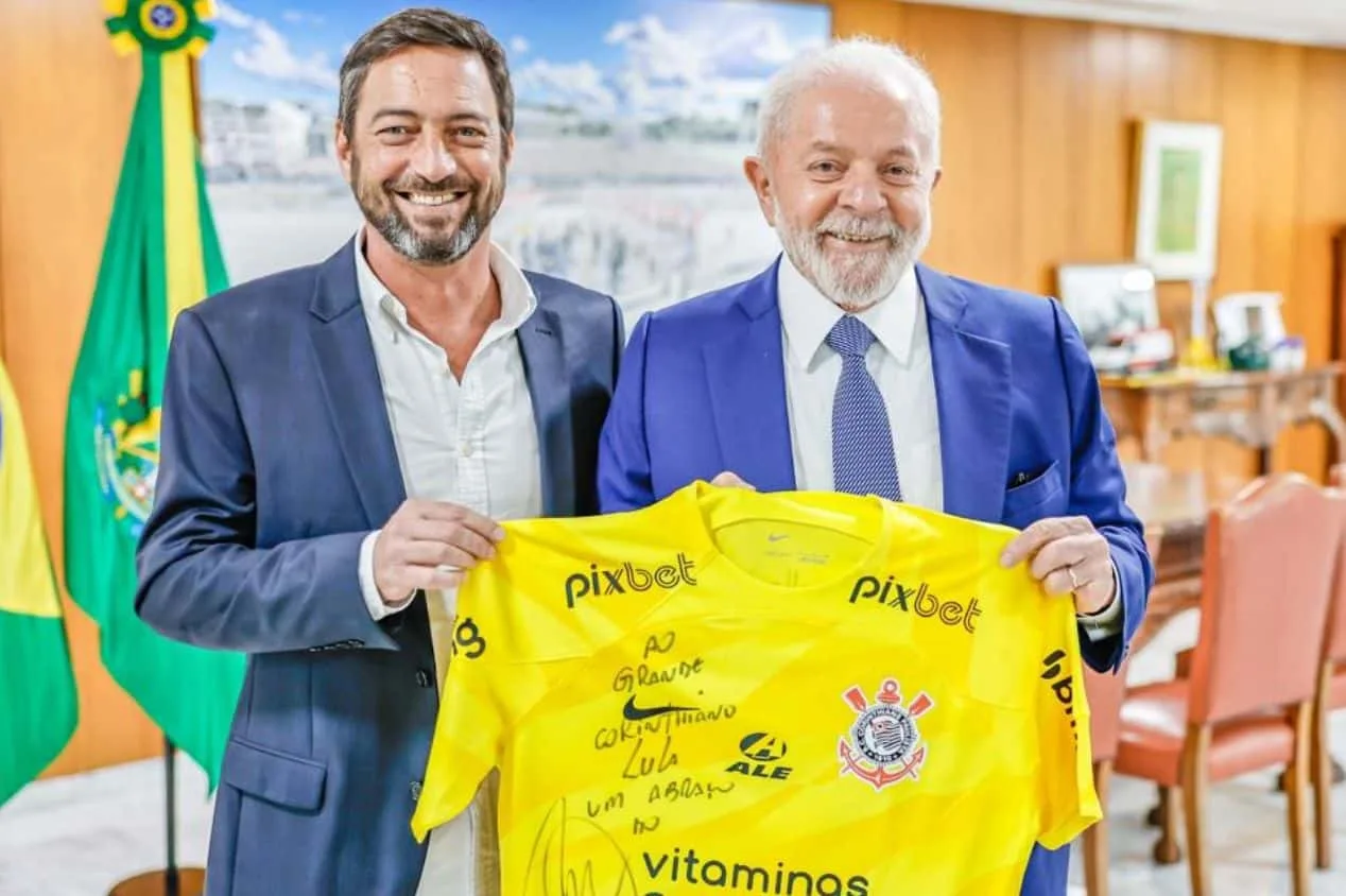 Lula recebe camisa do Corinthians e faz promessa envolvendo Cássio
