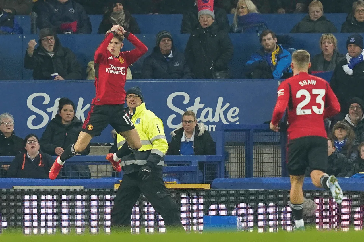Manchester United massacra Everton em Goodison Park em jogo de golaço argentino