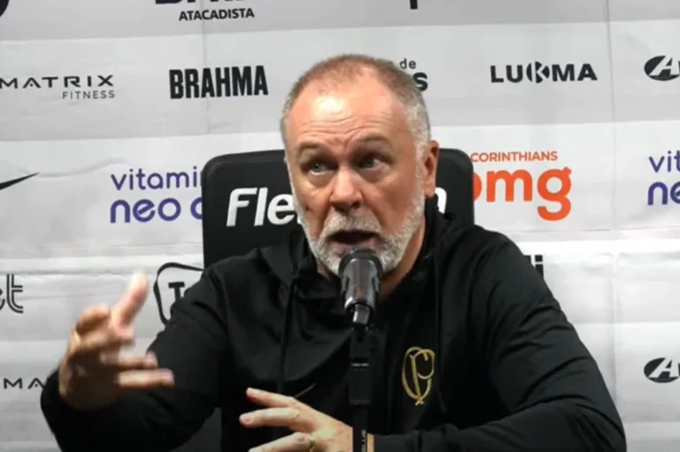 Mano Menezes admite saída de titular do Corinthians para 2024, mas pede permanência do jogador à diretoria