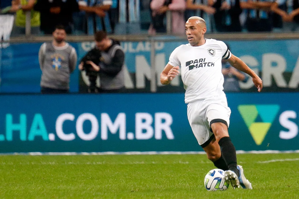 Botafogo poderá ter improviso na lateral esquerda contra o Santos; entenda