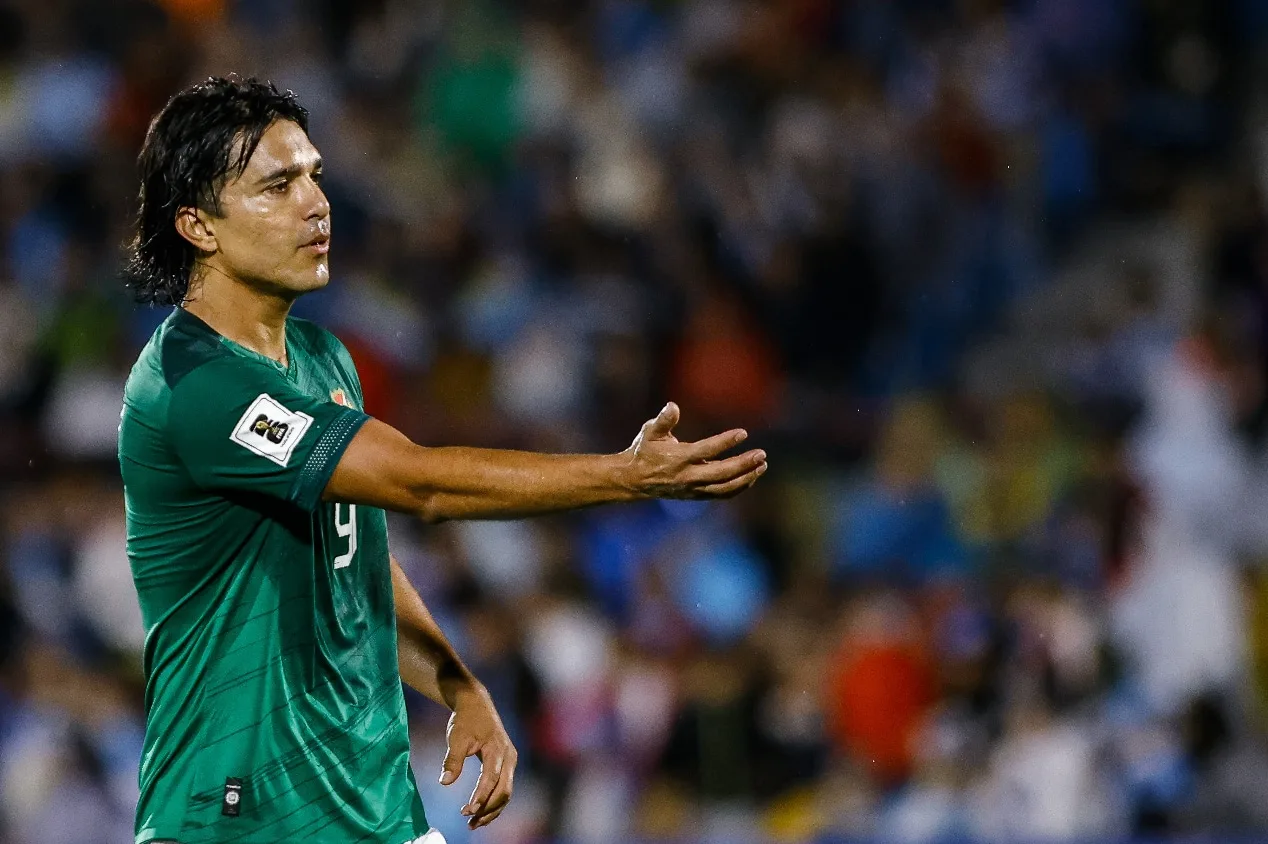 Ex-Cruzeiro, Marcelo Moreno se despede da seleção boliviana e é homenageado por uruguaios