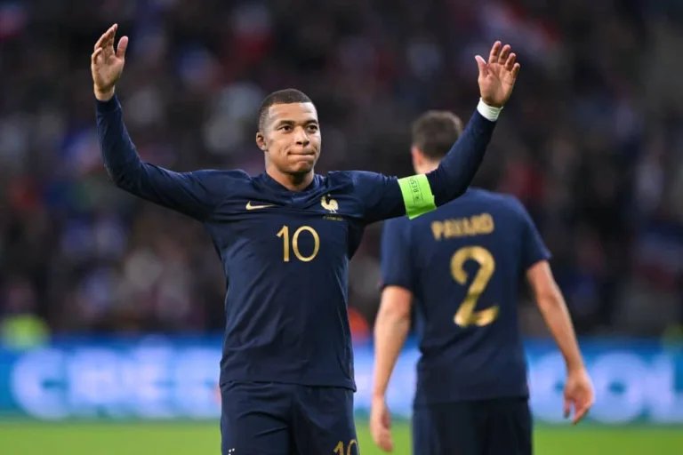 Mbappé chega aos 300 gols na carreira com apenas 24 anos