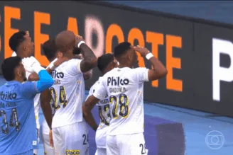 Imagem de vídeo com Messias celebrando gol de empate em Botafogo x Santos no Brasileirão para representar o tento do zagueiro do Peixe contra o Glorioso no Campeonato Brasileiro