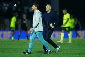 Mídia portuguesa destaca luta de Abel Ferreira e Pedro Caixinha pelo título do Brasileirão Série A