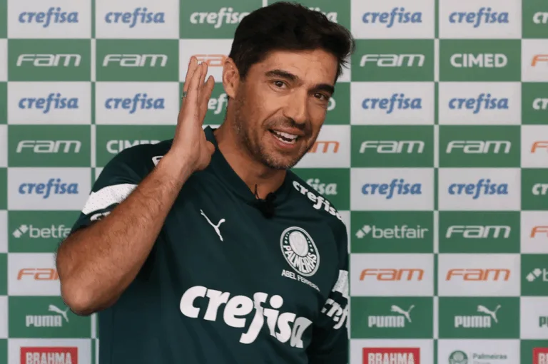 Na mira do Oriente Médio, Abel Ferreira tem salário astronômico no Palmeiras