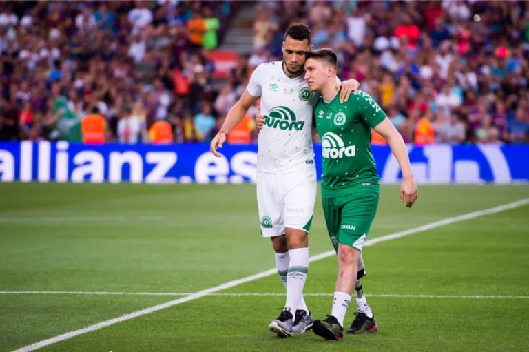 Ex-zagueiro da Chapecoense fala sobre acidente que vitimou equipe: “A dor vai sempre continuar”