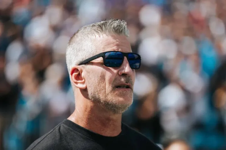 NFL: Panthers dispensam técnico Frank Reich após 11 partidas